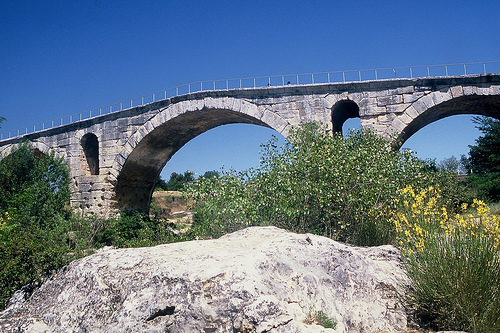 Pont Julien #2 par wanderingYew2