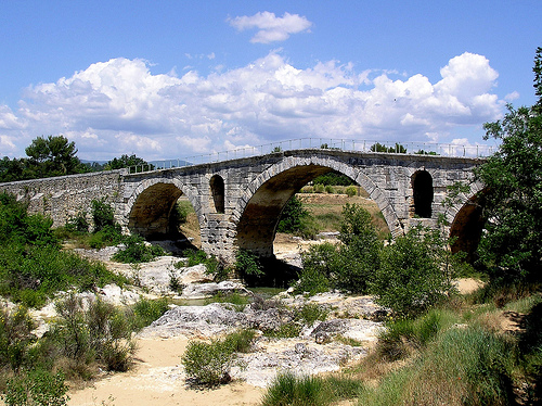 Le Pont Julien à côté de Bonnieux by woll_gras