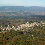 Bonnieux depuis la forêt des cèdres (petit lubéron) par Toño del Barrio - Bonnieux 84480 Vaucluse Provence France