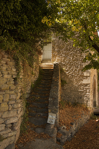 Petit escalier authentique à Bonnieux by Lio_stin