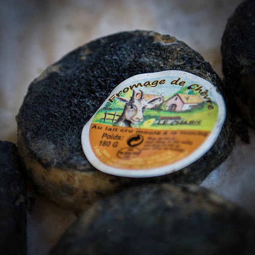 Bonnieux Market : fromage de chèvre noir par Ann McLeod Images