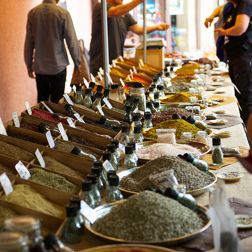 Bonnieux Markets : spices par Ann McLeod Images