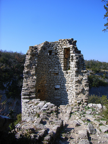 Tour en ruine au fort de Buoux ... par jean.avenas