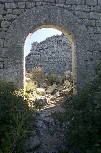 Fort de Buoux : porte ronde par MoritzP