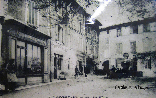 La place du village de Caromb, village typique du Vaucluse par johnslides//199