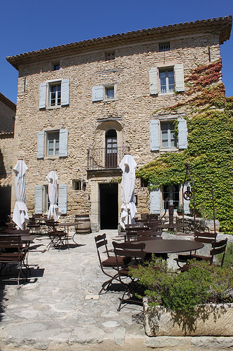 Crillon le Brave : cour intérieure de l'Hôtel de Crillon par gab113