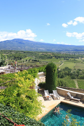 Vue du Relai et château de Crillon le Brave by gab113