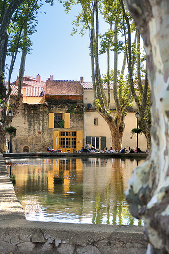 Le bassin de l'étang à Cucuron par Charlottess