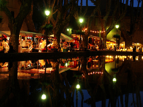 Marché nocturne à Cucuron by catycaty56