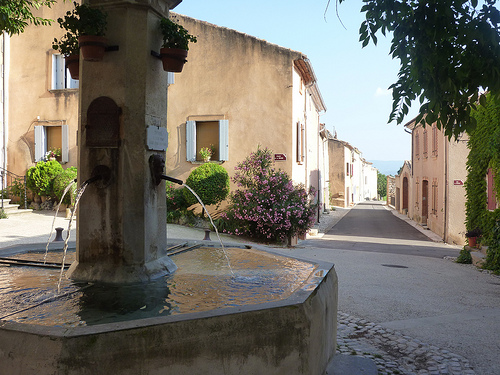 Place du village à Flassan by gab113