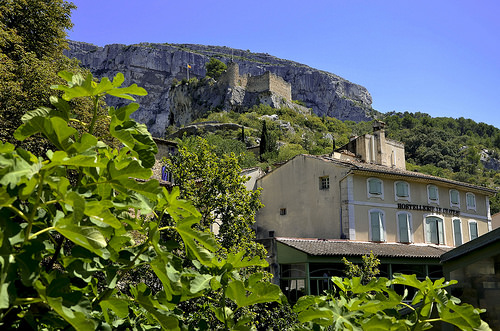 Ruine de forteresse au dessus de Fontaine de Vaucluse by christian.man12