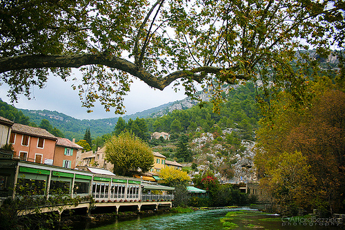 Fontaine de Vaucluse et la Sorgue tout en vert by claude.attard.bezzina