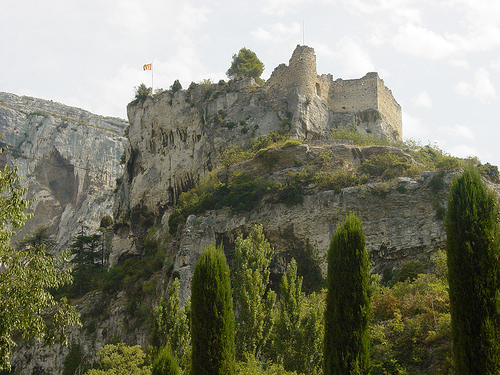 Le château de Fontaine de Vaucluse by pietroizzo