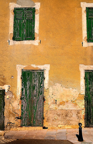 Provence - Gigondas - Façade qui a vécut by Pierre Noël