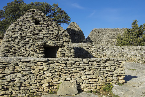 Village des bories - cabanes et murets en pierre sèche by feelnoxx