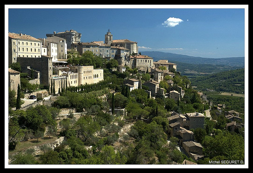 Gordes accroché à sa butte par michel.seguret