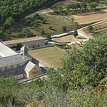 Vue sur l'abbaye de Sénanque par mistinguette18 - Gordes 84220 Vaucluse Provence France