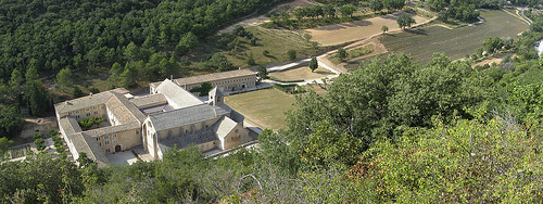 Vue sur l'abbaye de Sénanque by mistinguette18