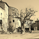 Place du village à Gordes... par Cilions - Gordes 84220 Vaucluse Provence France