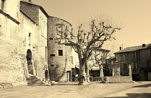 Place du village à Gordes... par Cilions