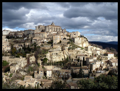 Gordes au ciel étonnant par J@nine