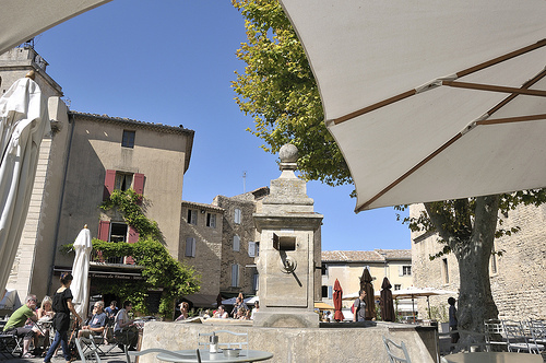 Place du village et fontaine de Gordes par Massimo Battesini