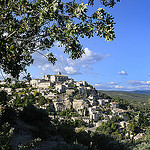 Provence - Gordes dans un cadre de verdure par Massimo Battesini - Gordes 84220 Vaucluse Provence France