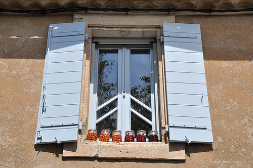 Fenêtre bleue à Gordes par Leo Ad