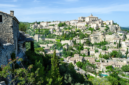 Picturesque Gordes en vert et pierre par PlotzPhoto