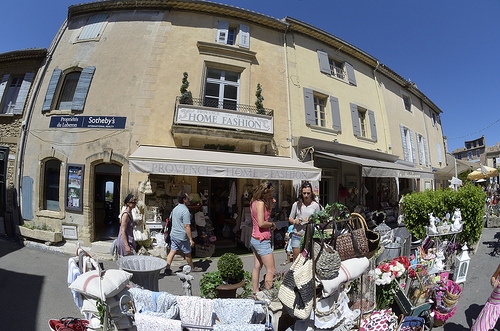 Boutique souvenir à Gordes by Massimo Battesini