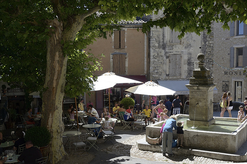 Place du village et fontaine à Gordes par Massimo Battesini