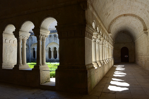 Le cloître de l'Abbaye de Sénanque by Titi92.