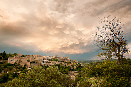 Gordes, stormy evening par Tony N.