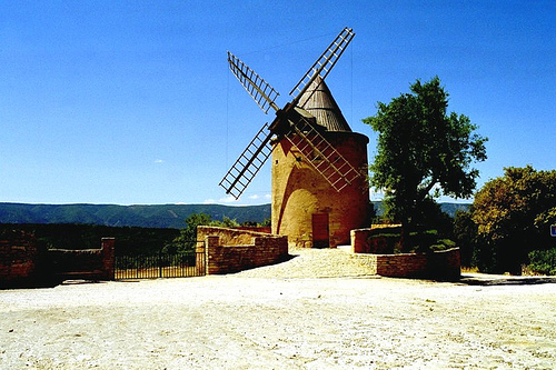 Windmill in Goult par noranorling