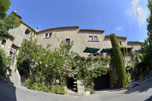 Maisons fleuries à Goult by Massimo Battesini