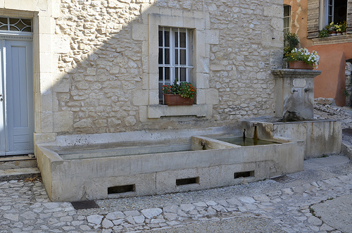 Lavoir en pierre de Joucas par Jean NICOLET