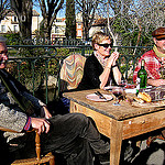 Un groupe de joyeux brocanteurs au marché du dimanche par johnslides//199 - L'Isle sur la Sorgue 84800 Vaucluse Provence France