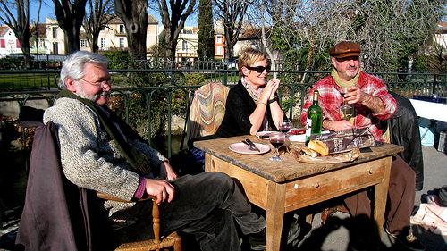 Un groupe de joyeux brocanteurs au marché du dimanche par johnslides//199