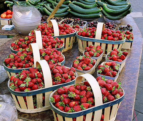 Strawberries - L'Isle-sur-la-Sorgue market par wanderingYew2