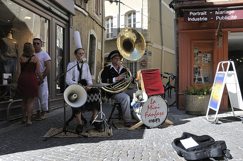 la mini fanfare de l'Isle-sur-la-Sorgue by Massimo Battesini