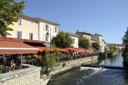 Les berges et cafés de L'Isle-sur-la-Sorgue par Massimo Battesini