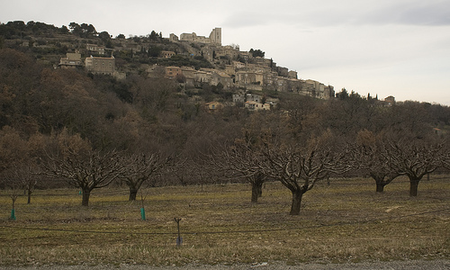 Lacoste accroché sur sa butte - Provence by cpqs