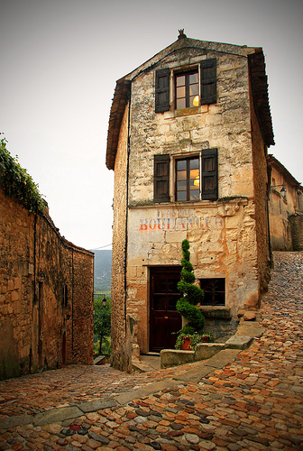 Ancienne boulangerie à Lacoste by Boccalupo [Off, gone to the Ocean]