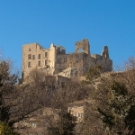 Chateau de Lacoste qui domine par Gabi Monnier - Lacoste 84480 Vaucluse Provence France