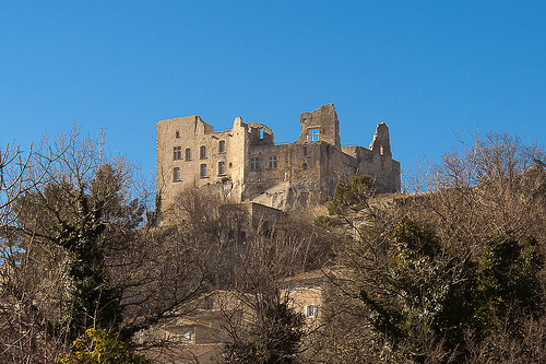 Chateau de Lacoste qui domine par Gabi Monnier