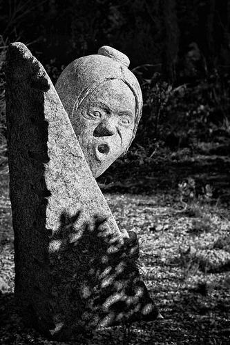 Sculpture abandonnée à Lacoste par Gabi Monnier