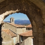 Les rues de Lacoste avec le Mont-ventoux en perspective par Gabi Monnier - Lacoste 84480 Vaucluse Provence France