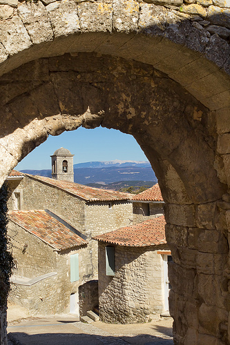 Les rues de Lacoste avec le Mont-ventoux en perspective par Gabi Monnier