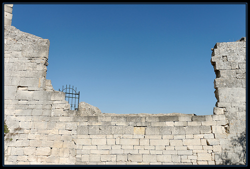 Fenetre sur ciel : ruines du château de Lacoste by Gramgroum