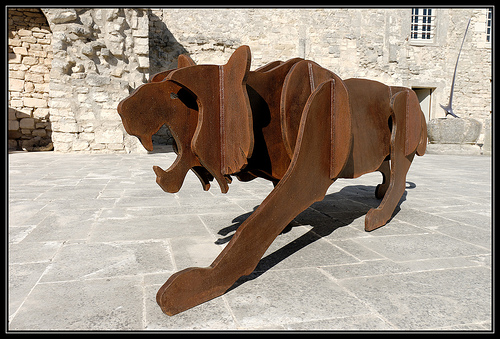 La sauvage compagnie dans les ruines du Château de Lacoste by Gramgroum